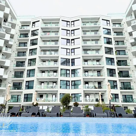 Heaven Infinity Sunrise Pool & Năvodari