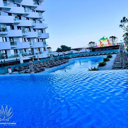 Heaven Infinity Sunrise Pool & Năvodari